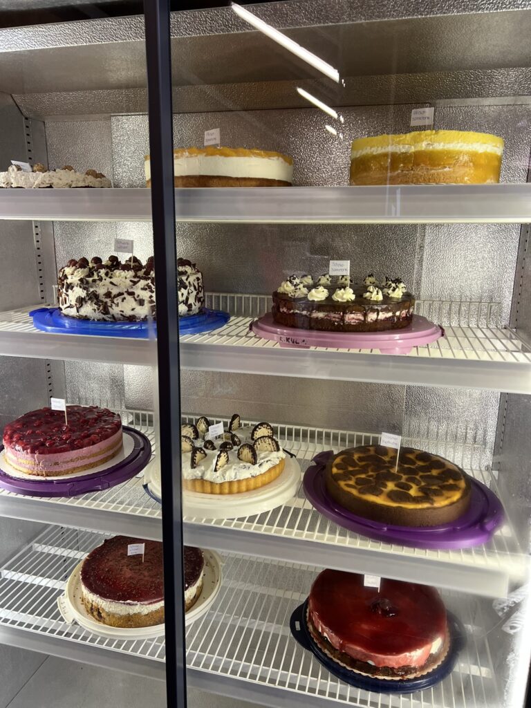 große Auswahl an selbstgebackenen Kuchen